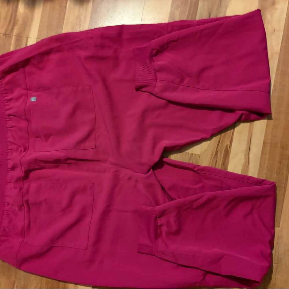 Fabletics magenta scrubs 2x